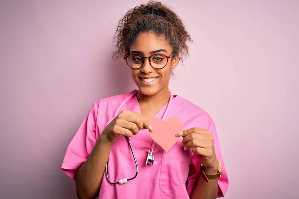 Afrikanisch Amerikanisches Kardiologin Mädchen Medizinischer Uniform Und Stethoskop Hält Herz — Stockfoto