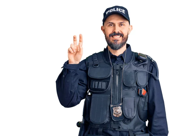 Polis Üniforması Giyen Genç Yakışıklı Iki Numarayı Gösterip Işaret Ederken — Stok fotoğraf