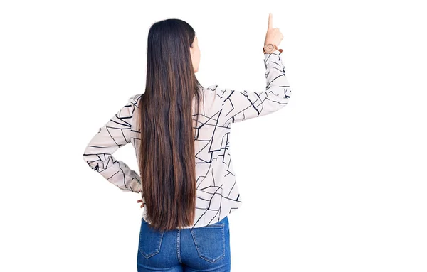 Jong Mooi Chinees Vrouw Dragen Casual Shirt Poseren Achteruit Wijzen — Stockfoto