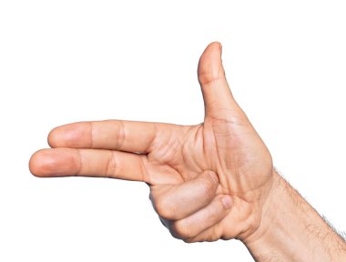 Kafkasyalı orta yaşlı bir adamın eli izole edilmiş beyaz arka planda, ateş eden silahı parmaklarıyla işaret ediyor, nişan alarak nişan alıyor.