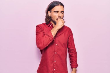 İş kıyafetleri giyen yakışıklı genç adam kendini kötü hissediyor ve soğuk algınlığı veya bronşitin belirtisi olarak öksürüyor. sağlık hizmeti kavramı. 