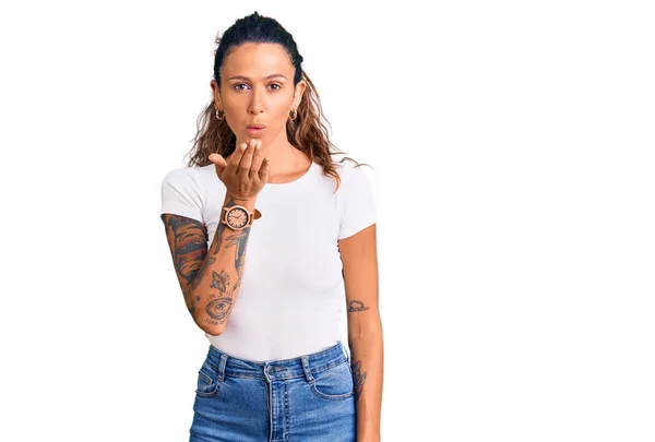 Fiatal Spanyol Tetoválással Alkalmi Fehér Pólóban Aki Kamerát Nézi Miközben — Stock Fotó