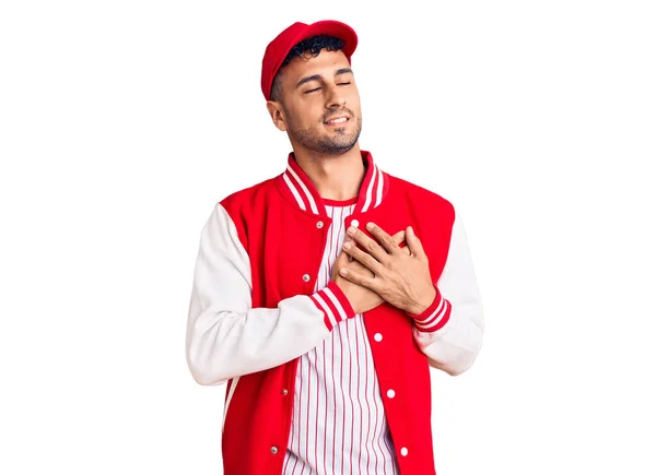 Joven Hispano Con Uniforme Béisbol Sonriendo Con Las Manos Pecho —  Fotos de Stock