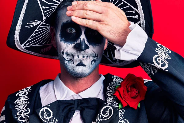 Mladý Muž Mexickém Dni Mrtvých Kostým Přes Červené Pozadí Vystresovaný — Stock fotografie