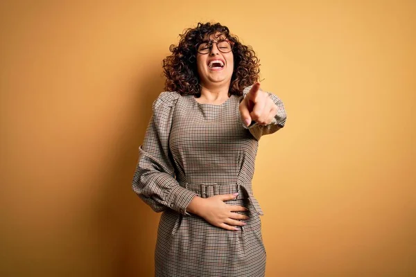 Hermosa Mujer Árabe Negocios Con Vestido Gafas Pie Sobre Fondo — Foto de Stock