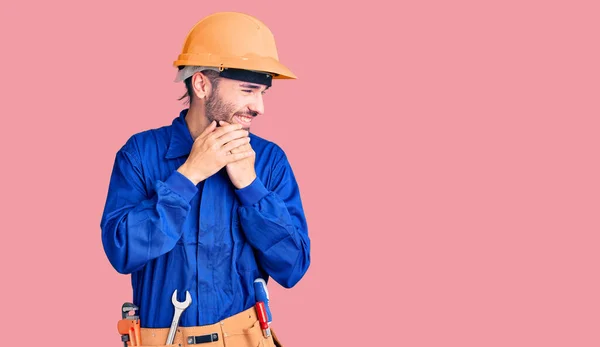 Giovane Uomo Ispanico Indossa Uniforme Operaia Ridere Nervoso Eccitato Con — Foto Stock