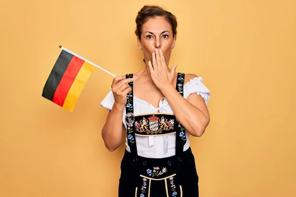 Mulher Patriótica Morena Meia Idade Vestindo Vestido Tradicional Octoberfest Segurando — Fotografia de Stock