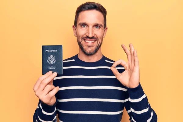 Молодий Красивий Турист Тримає Єдиний Державний Паспорт Над Ізольованим Жовтим — стокове фото
