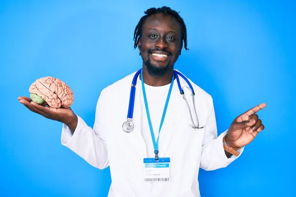 Jovem Afro Americano Com Tranças Vestindo Casaco Médico Segurando Cérebro — Fotografia de Stock