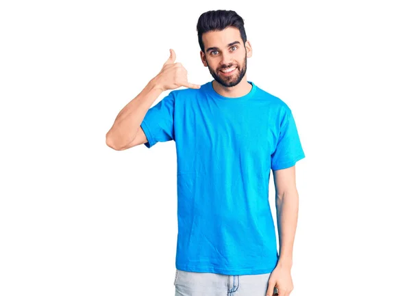 Joven Hombre Guapo Con Barba Vistiendo Camiseta Casual Sonriendo Haciendo —  Fotos de Stock