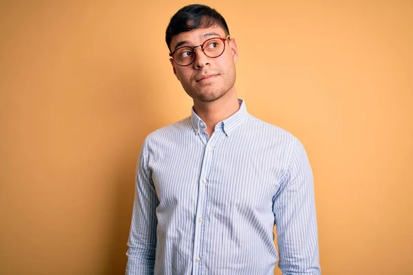 Joven Hombre Negocios Hispano Guapo Usando Gafas Nerd Sobre Fondo —  Fotos de Stock