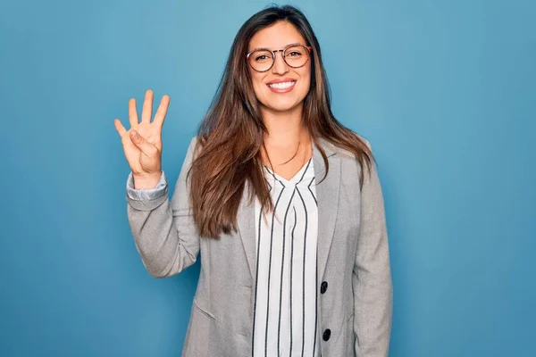 Jonge Latijns Amerikaanse Zakenvrouw Met Een Bril Een Blauwe Geïsoleerde — Stockfoto