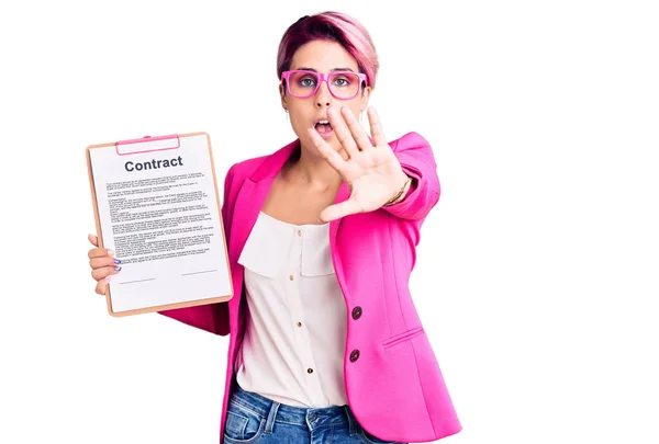 Giovane Bella Donna Con Capelli Rosa Che Tiene Appunti Con — Foto Stock