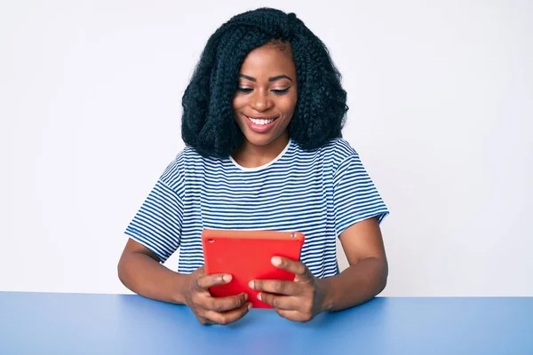 Schöne Afrikanische Frau Mit Touchpad Gerät Sieht Positiv Und Glücklich — Stockfoto