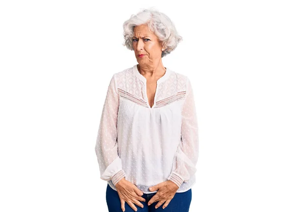 シニア白髪の女性のカジュアルな服を懐疑的かつ神経を着て 問題のために動揺を眉をひそめて 否定的な人 — ストック写真