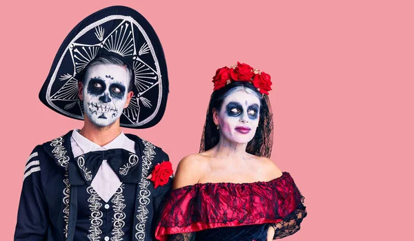 Junges Paar Mexikanischen Totenkostüm Über Dem Hintergrund Lächelt Zur Seite — Stockfoto