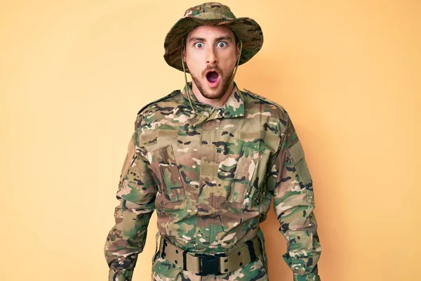 Jovem Caucasiano Vestindo Camuflagem Exército Uniforme Medo Chocado Com Surpresa — Fotografia de Stock