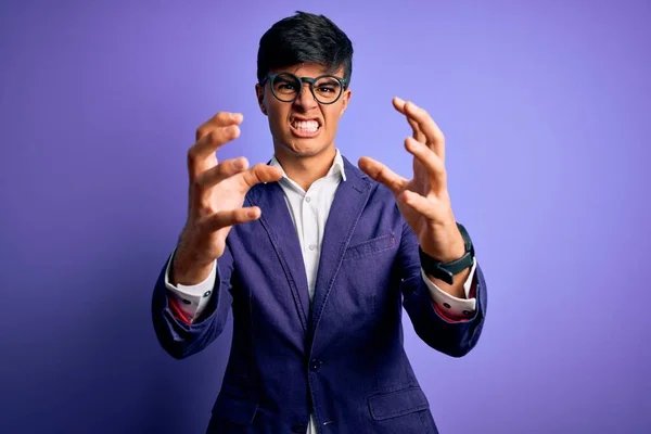 Joven Hombre Negocios Guapo Con Chaqueta Gafas Sobre Fondo Púrpura — Foto de Stock