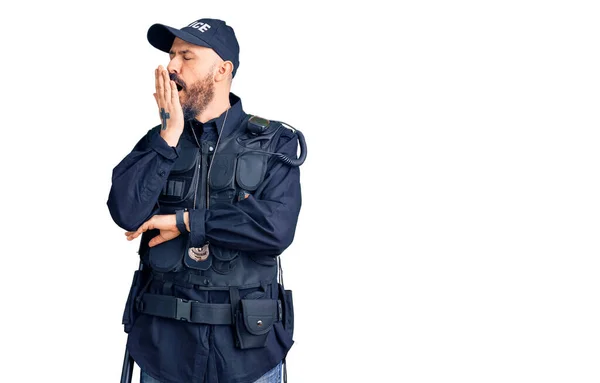 Joven Hombre Guapo Vistiendo Uniforme Policía Aburrido Bostezo Cansado Cubriendo — Foto de Stock