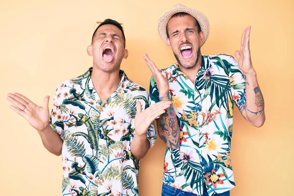 Jovem Casal Gay Dois Homens Usando Chapéu Verão Camisa Havaiana — Fotografia de Stock