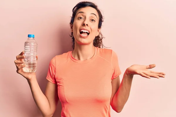 Ung Vacker Latinamerikansk Kvinna Dricka Flaska Vatten Firar Prestation Med — Stockfoto