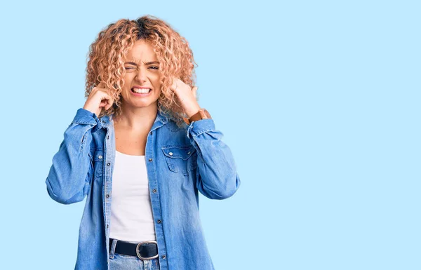 Jonge Blonde Vrouw Met Krullend Haar Casual Spijkerjasje Oren Met — Stockfoto