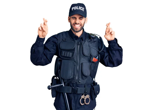 Ung Stilig Man Med Skägg Klädd Polisuniform Gestikulerande Finger Korsade — Stockfoto