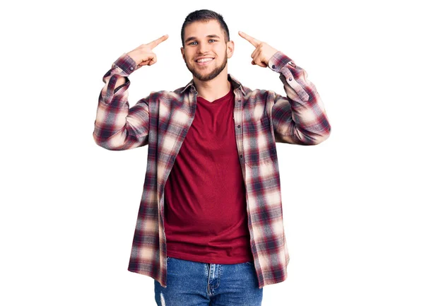 Homem Bonito Jovem Vestindo Camisa Casual Sorrindo Apontando Para Cabeça — Fotografia de Stock