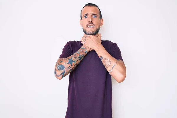 Jonge Knappe Man Met Tatoeage Casual Kleding Schreeuwen Stikken Omdat — Stockfoto