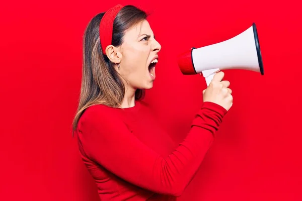 Junge Schöne Frau Mit Diadem Und Wütendem Gesichtsausdruck Laut Schreien — Stockfoto