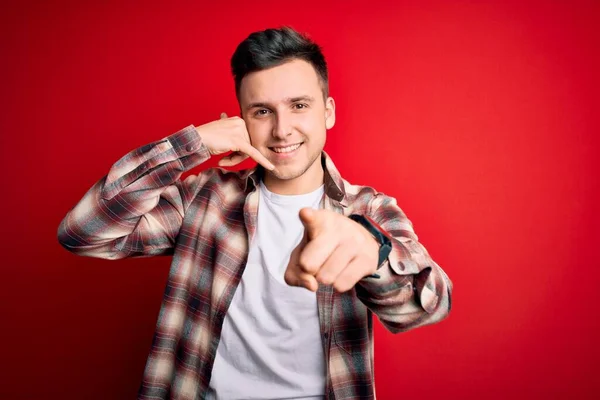 Junger Gutaussehender Kaukasischer Mann Lässigem Modernem Hemd Vor Rotem Isoliertem — Stockfoto