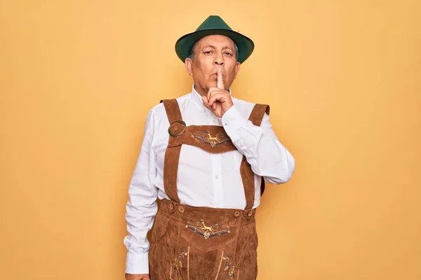 Ανώτερος Γκριζομάλλης Άντρας Που Φοράει Γερμανικό Παραδοσιακό Κοστούμι Οκτώβρη Πάνω — Φωτογραφία Αρχείου