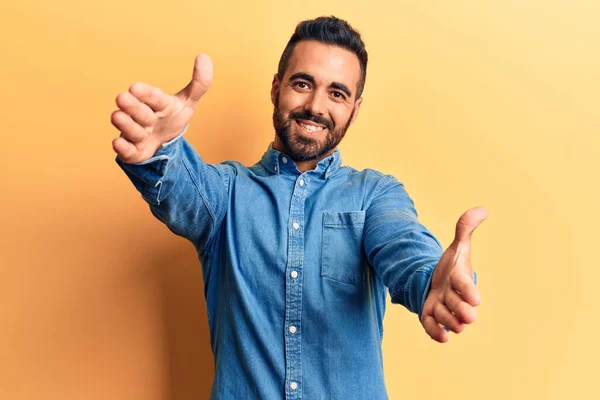 Jovem Hispânico Vestindo Roupas Casuais Olhando Para Câmera Sorrindo Braços — Fotografia de Stock