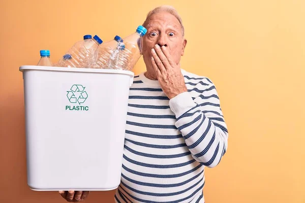 手で口をカバーするプラスチックボトルでいっぱいの老ハンサムな白髪の男のリサイクルは ショックを受け 間違いを恐れている 驚きの表情 — ストック写真