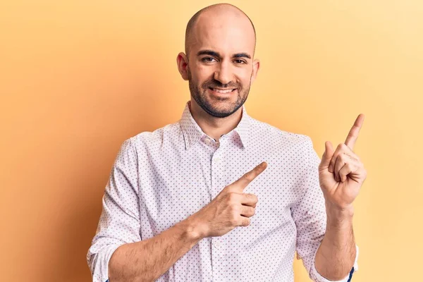 Joven Hombre Calvo Guapo Con Camisa Elegante Sonriendo Mirando Cámara —  Fotos de Stock