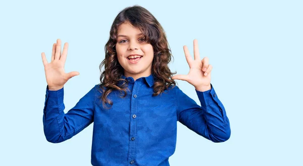 Nettes Kind Mit Langen Haaren Trägt Lässige Kleidung Und Zeigt — Stockfoto