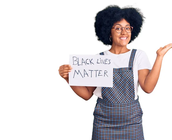 Joven Afroamericana Americana Sosteniendo Bandera Materia Vidas Negras Celebrando Victoria — Foto de Stock