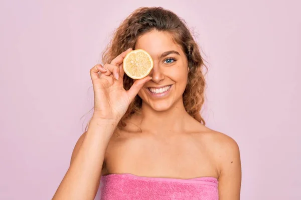 Krásná Žena Modrýma Očima Nosí Ručník Sprcha Koupeli Drží Citron — Stock fotografie