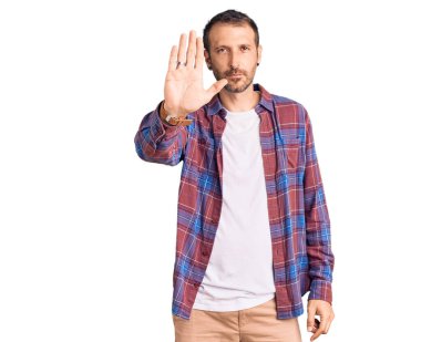 Sıradan kıyafetler giyen genç yakışıklı bir adam avucunun içi gibi şarkı söylemeyi kesiyor. Yüzünde olumsuz ve ciddi bir jest olan uyarı ifadesi. 