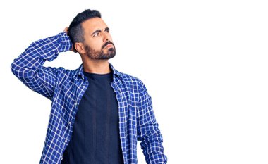 Gündelik kıyafetler giyen genç İspanyol adam soru sorup kafasını karıştırıyor. Şüpheyle kararsız, kafa kafaya düşünerek. Düşünceli kavram. 