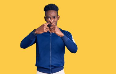 Afro-Amerikalı genç adam spor kıyafetlerini giyip reddediliyordu. 