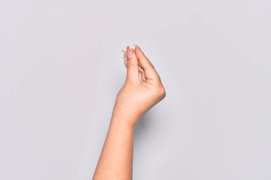 Kafkasyalı genç bir kadın parmaklarıyla İtalyanca jest yapıyor. İletişim hareketi.