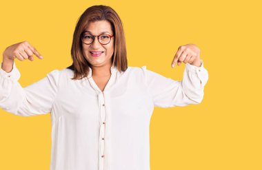 Orta yaşlı esmer kadın. 