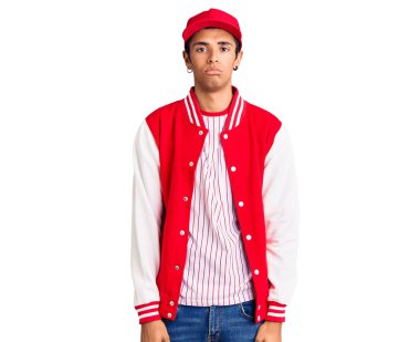 Beyzbol üniforması giyen genç Afro-Amerikan bir adam üzgün ve endişeli, sinirli ve korkmuş bir şekilde ağlıyor. hüzünlü ifade. 