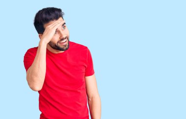 Sakallı, sıradan tişörtlü, çok mutlu ve tebessüm eden genç, yakışıklı bir adam. arama kavramı. 