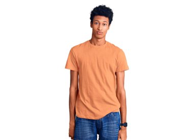 Genç Afro-Amerikan adam günlük kıyafetler giyiyor. Uykulu ve yorgun görünüyor. Yorgun ve akşamdan kalma.. 