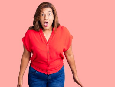 Orta yaşlı esmer kadın. 