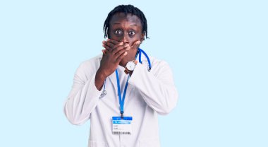 Saç örgülü, doktor steteskobu ve kimlik kartı takan genç Afro-Amerikan bir adam. Ağzını yanlışlıkla ellerle kapatmış. gizli kavram. 