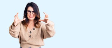 Güzel, genç, esmer bir kadın. Günlük kıyafetler ve gözlük takıyor. Öfkeden bağırıyor, elleri boğmaya çalışıyor, deli gibi bağırıyor. 