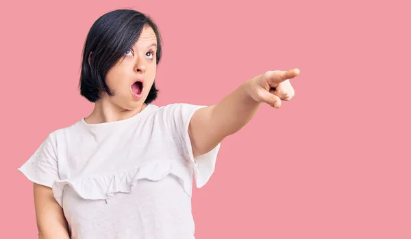 Brunette Vrouw Met Syndroom Met Casual Witte Tshirt Wijzen Met — Stockfoto